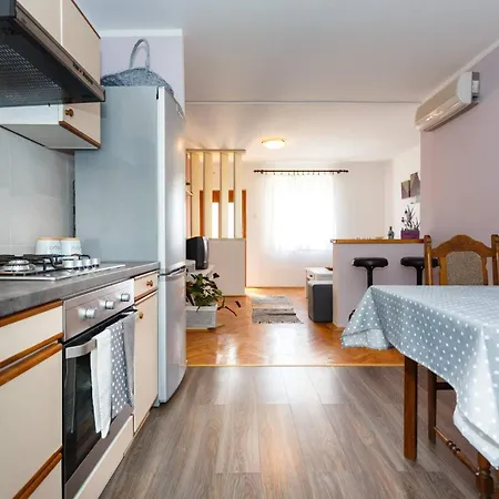 Shabby Chic Disente Nr1 Close To Krk Centre Apartment