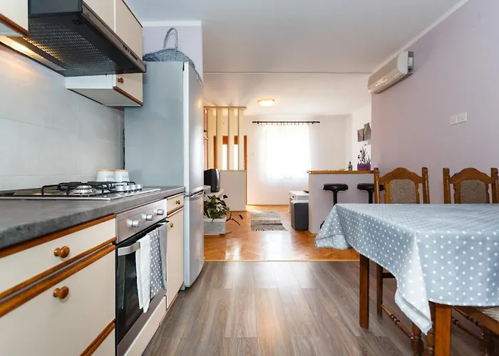 Shabby Chic Disente Nr1 Close To Krk Centre 아파트