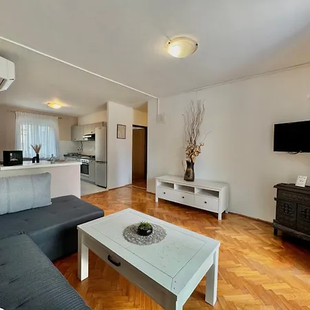 Shabby Chic Disente Nr1 Close To Krk Centre 아파트