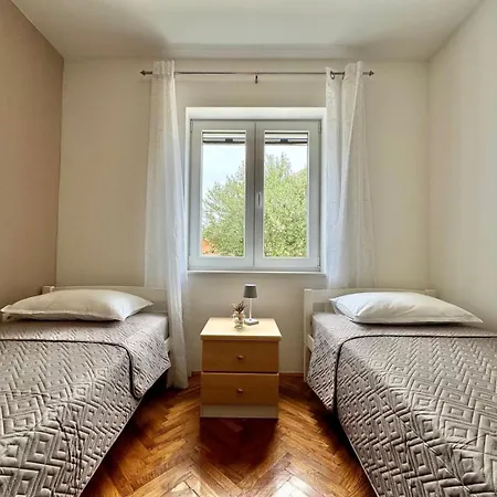Shabby Chic Disente Nr1 Close To Krk Centre 아파트 *